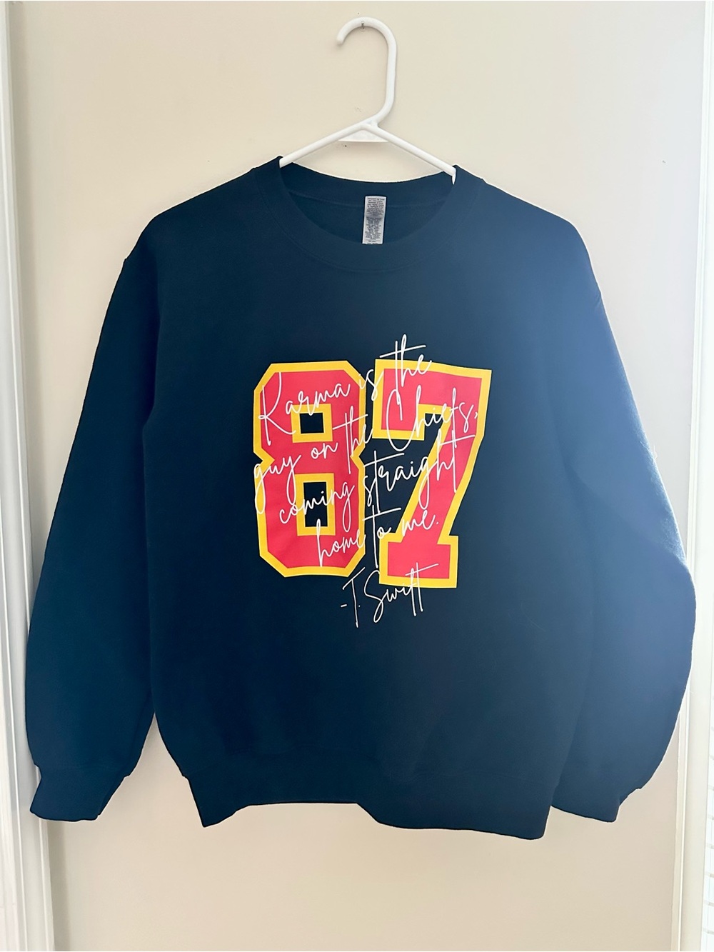 Taylor Swift 87 sweatshirt Karma is a guy on the chiefs